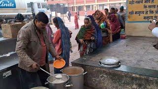 झाँसी मेडिकल कालेज में कुंज सेवा दल संस्था द्वारा मरीजों एवं तीमारदारों को मुफ्त खाना वितरण..