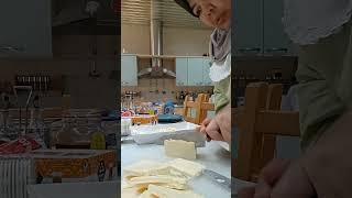 Cutting cheese