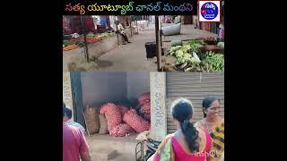 నూతన మార్కెట్ నిర్మాణం కోసం కాంట్రాక్ట్ తోకలిసి మార్కెట్ను సందర్శించిన మంథని మున్సిపల్ చైర్ పర్సన్