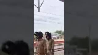 रेलवे पुलिस ,जीआरपी पुलिस के साथ-साथ शंकरगढ़ पुलिस ने रेलवे स्टेशन शंकरगढ़ में किया फ्लेग मार्च