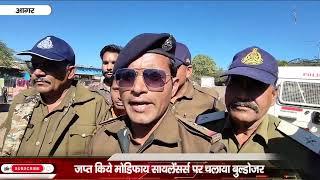 आगर मालवा में यातायात पुलिस का एक्शन बुलेट के मॉडिफाइड साइलेंसरों पर चला रोड रोलर