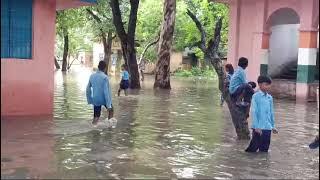 बिहार के बोधगया में बारिश के कारण सरकारी स्कूल की बुरी हालत