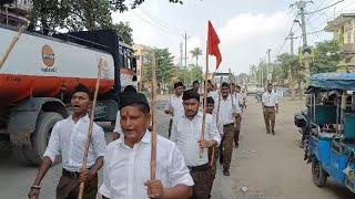 संघ के स्थापना दिवस के उपलक्ष्य में रजौन बाजार में स्वयंसेवकों ने निकाला पथसंचलन