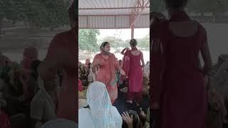 मंडली हसनपुर बारिश की लगी झड़💃💃 सखियां मस्ती में नाच रही है और कृष्णा जी के प्यार से भजन पर डांस