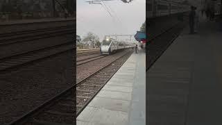 नई दिल्ली देहरादून वन्दे भारत एक्सप्रेस गुलधर स्टेशन को पार करती हुईं