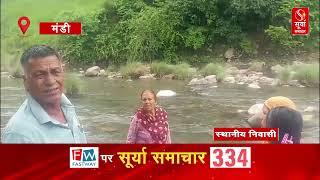 Himachal Pradesh News Today: मंडी में आपदा का दौर जारी, बच्चों को कंधे पर उठाकर स्कूल भेजते ग्रामीण