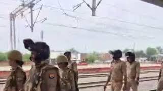 रेलवे पुलिस जीआरपी पुलिस के साथ साथ शंकरगढ़ पुलिस ने रेलवे स्टेशन शंकरगढ़ में किया फ्लेग मार्च