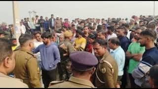 Bihar : नवादा में कार सवार बारातियों से मारपीट के बाद छिनतई, विरोध में सड़क पर उतरे बाराती