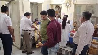 नसीराबाद में राहुल गर्ग के जन्म दिवस पर मरीजो को फल वितरित किए