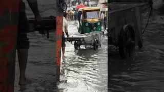 दिल्ली बहादुरगढ़ रोड पर पानी भरा हुआ नजर आ रहा