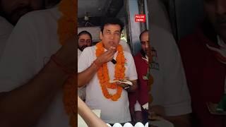 कांग्रेस अध्यक्ष देवेंद्र यादव ने पालम के मशहूर राजीव भाई अंडे वाले के यहां खाया आमलेट