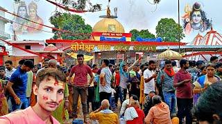 सोमेश्वरनाथ धाम मंदिर अरेराज में जल ढारते समय भक्तों के लागा ज्यादा भीड़।