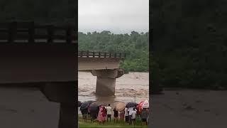 भारी बारिश से बोकारो के गोमिया में पुल गिरा