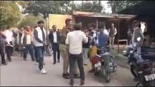 Kalesh between Police and some guys at Siddharthnagar's Bansi tehsil, UP