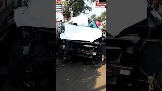 सलेमपुर मे कार ट्रैक्टर ट्राली से टकराई चालक की मौत तस्करी को जा रही शराब सड़क पर बिखरी