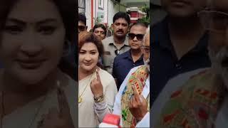 TMC candidate  Sudip Bandopadhyay casts his vote in Kolkata