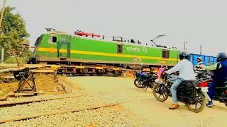 Indian Railways Goods train Gate crossing at UNTARI ROAD Railway Station ||JHARKHAND|| 🚉