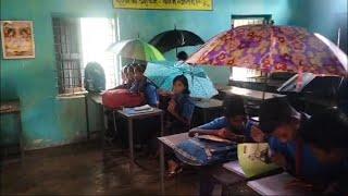 कवर्धा : स्कूल में छाता लेकर पढ़ाई कर रहे छात्र | छत से टपक रहा पानी