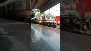 #ट्रेन की एंट्री-मुगलसराय रेलवे स्टेशन #entry of train at platform #clear real railway announcement