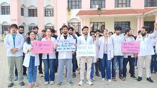 राजकीय मेडिकल कॉलेज कठुआ के छात्रों ने स्टापेंड में बढ़ोतरी को लेकर किया प्रदर्शन
