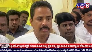 సీఎం రిలీఫ్ ఫండ్ చెక్కులను అందజేసిన  తణుకు ఎమ్మెల్యే ఆరిమిల్లి రాధాకృష్ణ