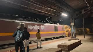 (Indian railway)#balia to #sealdah #express [बलिया से सियालदाह] 13106 stop 🛑 in gidhuar station 🚉