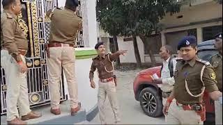 गोपालगंज :- हत्या के मामले में फरार  दो आरोपितों के घर पर पुलिस ढोल नगाड़े के साथ चिपकाया इश्तहार।