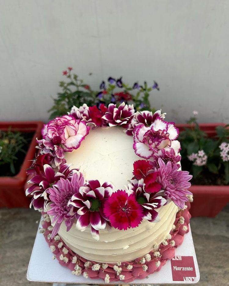 Indulge in our best-selling Chocolate and Mixberry Cake, topped with luscious Vanilla Buttercream frosting!! 🌸👩🏼‍🍳✨