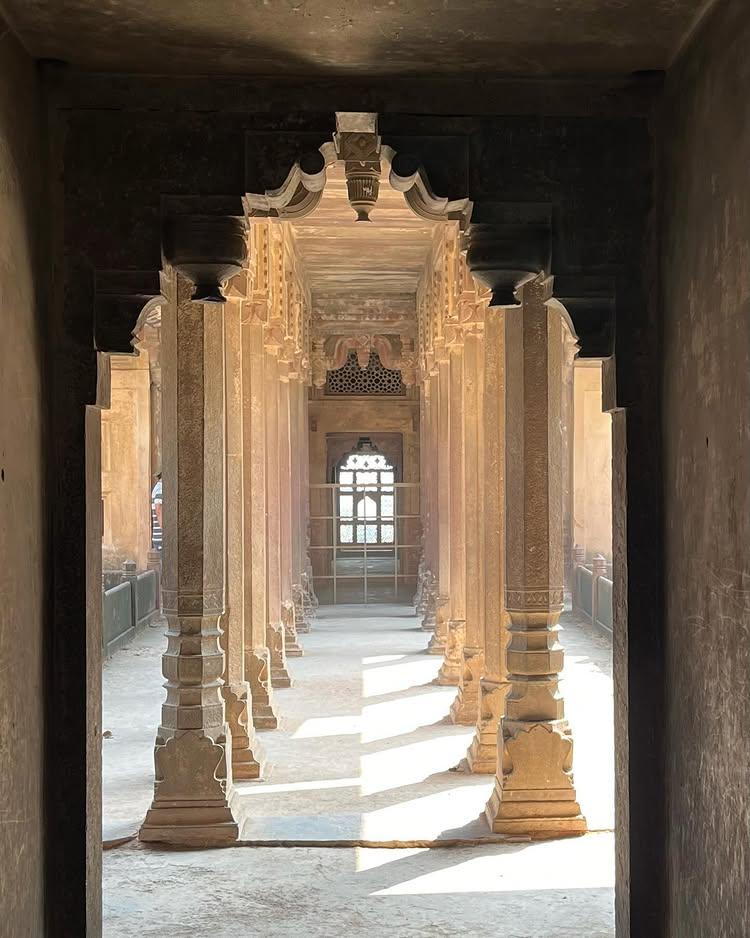 [ENG in comment] Il Palazzo di Datia (pron
datìa) noto anche come palazzo di Bir Singh è a circa 70 km a nord della più nota Gwalior nello stato del Madhya Pradesh, India
Fuori dai consueti percorsi turistici merita invece decisamente il detour e meriterebbe un generoso stanziamento di fondi per il suo restauro, seppure, anche nel suo stato délabré, sia ricchissimo di fascino
La sua architettura in tipico stile Hindustan, mescola influenze induiste e mughal (la più importante dinastia musulmana che dominò quelle regioni)
Si resta increduli a pensare che i suoi sette piani, le sue centinaia di stanze e tanto splendore non furono mai abitati dalla famiglia reale
Il piccolo regno di Datia nel XVII secolo era sottomesso alla potenza Moghul, e il suo Raj (signore locale), Bir Singh Deo, fece costruire il palazzo nel 1620 per ingraziarsi i favori del Gran Mogol Jahangir appena incoronato, nella speranza che l’imperatore accogliesse il suo invito di visitare il regno soggiornandovi
Jahangir però, per obiettiva impossibilità o perché sospettava di dover ricambiare a caro prezzo il ricco favore, declinò sempre l’invito, e il sontuoso palazzo rimase vuoto in vana attesa dell’ospite imperiale