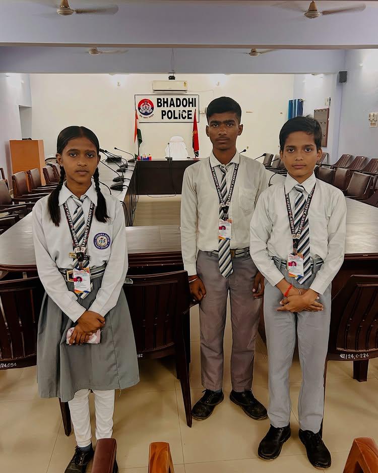 Students of Learner’s Academy participated in the ‘Jagran Bal Samvad’ event organized by Dainik Jagran
They had the incredible opportunity to interact with I.P.S
Officer Meenakshi Katyaan, Superintendent of Police, Bhadohi
This enriching session inspired leadership, civic awareness, and confidence among our young minds!

लर्नर्स अकादमी के छात्रों ने दैनिक जागरण द्वारा आयोजित ‘जागरण बाल संवाद’ कार्यक्रम में भाग लिया। उन्हें आईपीएस अधिकारी श्रीमती मीनाक्षी कत्यान, पुलिस अधीक्षक, भदोही से संवाद करने का सुनहरा अवसर मिला। इस प्रेरणादायक सत्र ने छात्रों में नेतृत्व, नागरिक जागरूकता और आत्मविश्वास को प्रोत्साहित किया।