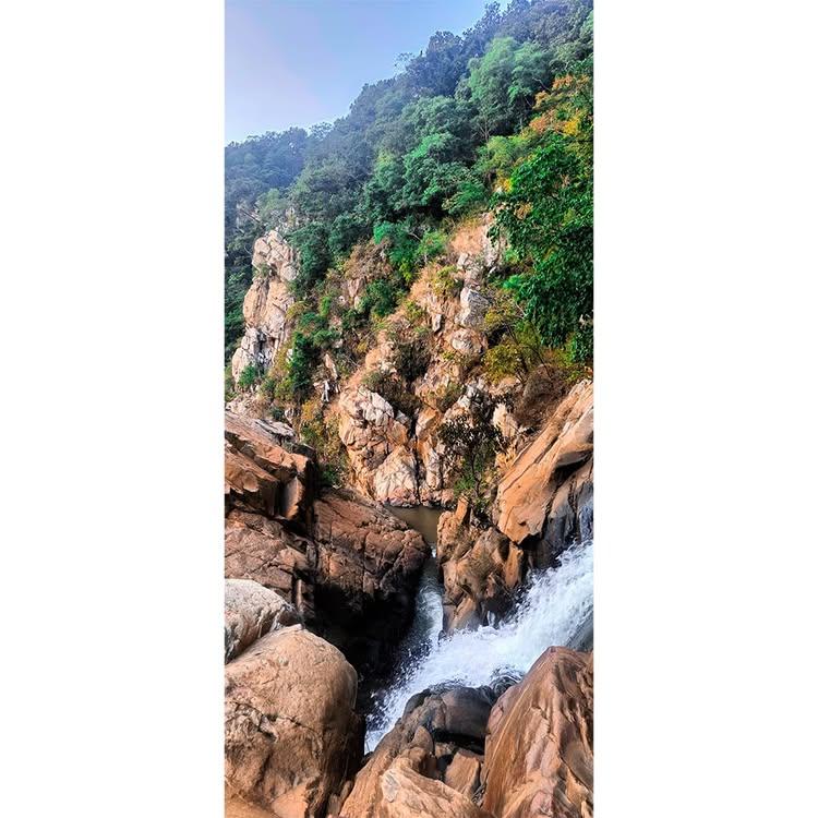 👉Everyone wants the view
Very few want the climb⛰️🧗☀️

📍Khambeswari waterfall