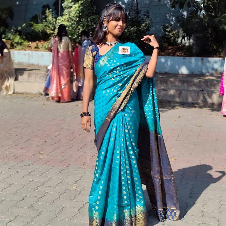 🥀💙
instafashion #instagram #instagood #traditional #sareelove #rendomclick #st Xavier's College #ranchi# Christmas #christmasgrazing #loveyourself #smiling #bindilove #december