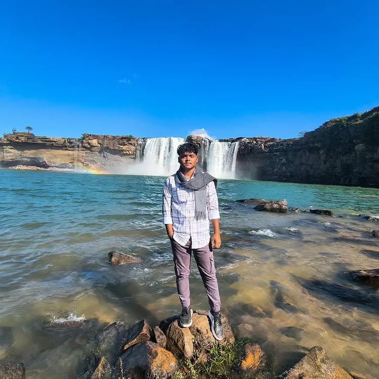 Pictured.by_sumit 🏞️⛰️🌿💦

_your.sumittt__ 🧿

chattisgarhphotograpy
#bastar #adiwasi 🏹🌱#besttripever❤ #chitrakutwaterfall 🏞️