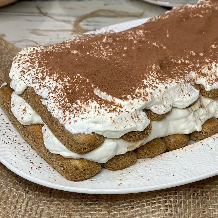 Il dolce che da sempre mette tutti d’accordo a tavola e’ il Tiramisù, semplice, facile e veloce
Si può gustare in modalità Torta, soffice e golosa e in versione gelato d’estate
In frigorifero si lascia 1 ora in versione torta, in congelatore si lascia 3 ore per la versione gelato! 
✅Senza Lattosio
- - - - 
Ingredienti per 4 persone: 
✅Cacao chokkino.livebetter 
✅Savoiardi 280 gr 
✅Panna Senza Lattosio 250 gr 
✅Mascarpone Senza Lattosio 200 gr 
✅Montare  la panna fredda di frigorifero , subito dopo aggiungere il mascarpone lavorare ancora con fruste elettriche a bassa velocità 
✅Preparare il caffè alla Moka, zuccherare con 1 cucchiaino 
✅Bagnare ogni savoiardo e distribuire  sul piatto, farcire e richiudere con altri savoiardi e panna, una bella spolverata di cacao  in superficie 
✅Lasciare riposare in frigorifero per 1 ora
✅Servire e Buon Dolce 
- - - - - 
🤗Lascia un like 
😃Seguimi annamariachef2.0 
- - - - -