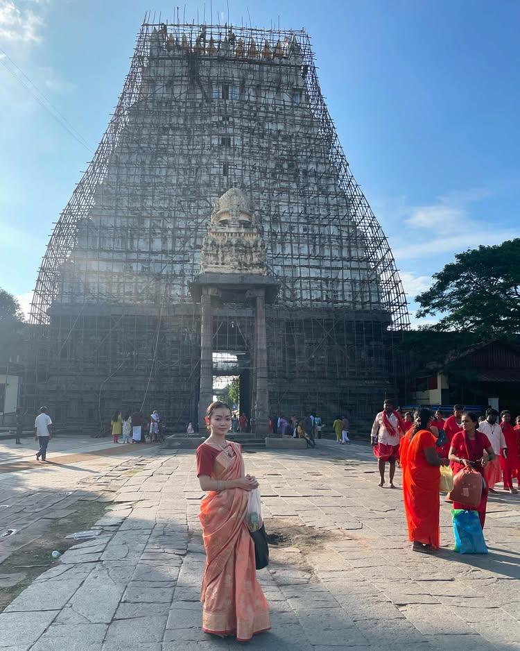 2024/12/26
Visiting Kanchipuram🪷カンチープラム
It was also my big purpose of visiting India
as danced an item of Kamakshi amman
So devine and beautiful place it was
カンチープラムはカマクシー女神を祀ったテンプルで有名な古都。カンチープラムシルクサリーの産地でもある。

#kamakshi #kanchipuram #varadarajaperumaltemple #kamakshiammantemple #pilgrimage 

カマクシーテンプルを出た所にヒジュラ(半陰陽/いわゆるトランスジェンダーみたいな人)がいて、大きな手をパンパン叩いて喜捨を求めてきた。ドライバー氏が少し渡したら、纏めて祝福してもらえた。
ヒジュラ達はどの性にも属さない。それゆえに超人的な呪力を持つと考えられている。カーストにも属さない。
実際、祝福しようと近付いた女の子達には「ヒィっ」とばかりに避けられて、怖がられてるような所も目の当たりにした。
「何処から来たの？日本でしょ？」「名前なんていうの？」「良い名前ね！」
よく喋る、感じの良い人だった。
「結婚してるの？」と言いながらハムサシアの手でネックレス(マンガル・スートラ)の仕草をしてたのには驚いた。舞踊でも全く同じことをするので。
「あなたの国のお金をちょうだい！」
今持ってないです〜〜(汗)と言っといた。