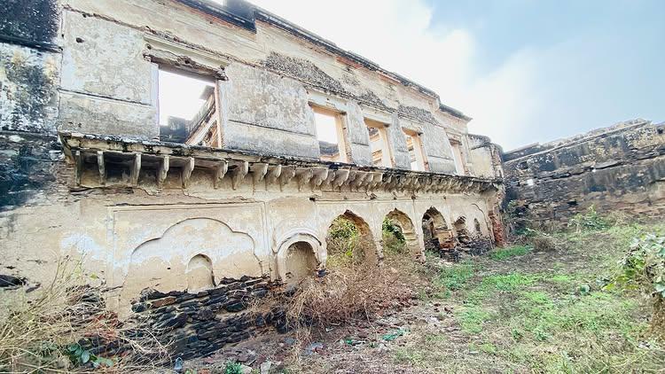 Bastion of Nahar Fort, much greater portion was destroyed and remaining is under Police station Nahar contains
Once there was big garden near Haveli (Pic 13-14) which is now PWD Rest House 
There was secret tunnel which connect Haveli and Fort 
Battle of Mandan 🩸🩸🩸🩸
In 1781, there was battle fought between Rao Mitrasen of Rewari and  Sardul Singh of Shekawati Region 
The Kale Khan was refugee of Rao Mitrasen, as Kale Khan’s Wife and children were abducted by Sardul who was addicted of indulgence and luxury
Rao Mitrasen not only gives refugee to Kale Khan but also provided him 5 villages including Bahu , Jholri , Nahar as well
15000 Shekhawats were defeated by Rewari Ahirs Forces and much area of Rath Region was annexed by Rao Mitrasen 
Villages under Nahar Block :-
Parthal- Name of Gram Panchyat- Ahamdpur Parthal (Nahar), Bahala, Bahrampur,Bass Rattanthal,Bawwa,Bhakli,Bharangi,Bishoha,Chhawa,Dharoli,Garhhi,Gudiani(Malesiyawas,Gugodh,Jahidpur Tappa Kosli,Jakhala, Jhal, Jharoda,Jholri,Juddi,Kanharwas,Karoli,Kheri,Khurshid Nagar,Koharar,Kosli, Lilodh,Lookhi, Lula Ahir,Mundra, Nahar, Nangal,Nathera,Naya Gaon,Nehru Garh,Rattanthal, Shadat Nagar, (A)Shadipur,(B)Bhuriawas,Shadipur, Sham Nagar,Sudhrana,Surakhpur Tappa Kosli, Surheli,Tumna,Ushmanpur , Rojgar Radar