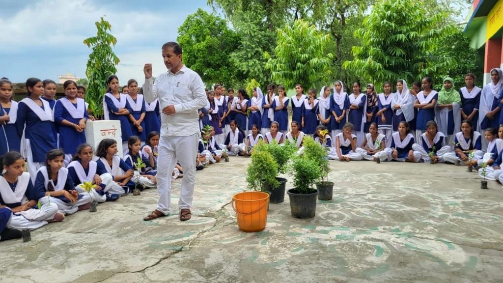 इंटर विद्यालय अमावां में वृक्षारोपण किया गया------
नवादा से साजिद हुसैन की रिपोर्ट 
रजौली प्रखंड के इंटर विद्यालय अमावां में शनिवार को विद्यालय परिसर में स्कूल के सभी छात्र-छात्राओं एवं शिक्षक शिक्षिकाओं ने मिलकर वृक्षारोपण कार्यक्रम में भाग लिया !
और बहुत सारे पेड़ पौधे लगाए !
स्कूल के प्रभारी प्रधानाध्यापक शशि भूषण कुमार ने बताया कि आज पूरी दुनिया ग्लोबल वार्मिंग जैसे खतरनाक समस्या से जूझ रहा है !
इससे बचने के लिए वृक्षारोपण से बेहतर और कोई उपाय नहीं है अगर सभी लोग मिलकर वृक्ष लगाना शुरू कर दें तो इस  समस्या का निदान आसानी से निकल सकता है !
स्कूल के सभी बच्चे और बच्चियों में पेड़ लगाने को लेकर काफी उत्साह देखा गया !
बच्चों ने पेड़ लगाने के बाद यह शपथ भी लिया के सभी पेड़ और पौधों का हम सभी मिलकर रक्षा करेंगे और एक स्वस्थ वातावरण का निर्माण करेंगे !
स्कूल के सभी छात्र-छात्राओं एवं शिक्षक शिक्षिकाओं पूरा विद्यालय परिवार पेड़ पौधे लगाकर काफी खुश दिखे !