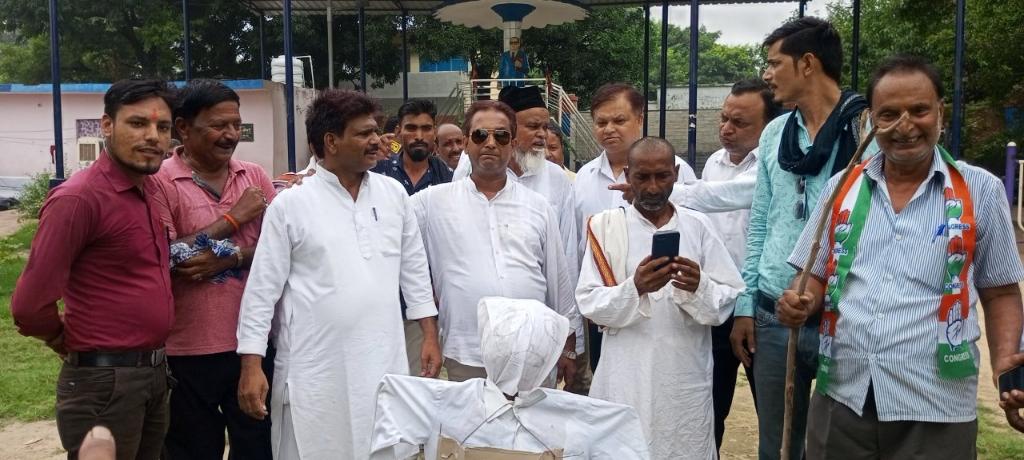 भाजपा नेता अनुराग ठाकुर द्वारा हमारे प्रिय नेता राहुल गांधी जी के विरुद्ध  अ  
पशब्द कहे जाने के विरोध में अनुराग ठाकुर का पुतला दहन
बदायूं 31 जुलाई कार्यवाहक शहर अध्यक्ष चौधरी वफाती मिया  के नेतृत्व में शहर के अंबेडकर पार्क पर इकट्ठे हुए कांग्रेसियों  ने विरोध  प्रदर्शन कर अनुराग ठाकुर का पुतला दहन कर अपनी नाराजगी जताई 
इस मौके पर  मुख्य अतिथि प्रदेश सचिव अजीत यादव विशिष्ट अतिथि विधि विभाग के प्रदेश सचिव दीपक मिश्रा अल्पसंख्यक विभाग के प्रदेश सचिव सैयद जबर ज़ैदी अल्पसंख्यक विभाग के चेयरमैन हाजी नुसरत अली पीसीसी सदस्य डॉक्टर रामरतन पटेल  पिछड़ा वर्ग के पूर्व जिला अध्यक्ष मोरपाल प्रजापति वरिष्ठ कांग्रेसी नेता सतीश चंद्र मिश्रा वरिष्ठ कांग्रेसी नेता पार्टी के जिला उपाध्यक्ष एवं प्रवक्ता प्रदीप सिंह एडवोकेट आउटरेज विभाग के जिला अध्यक्ष ओमप्रकाश प्रजापत कार्य वाहक शहर कमेटी के उपाध्यक्ष आलोक जोशी कार्तिक रघुवंशी अमन खान मोहम्मद जाहिद उपाध्यक्ष अहमद अमजदी इकरार अली अवनीश यादव रईस अहमद फारुकी शहर प्रुड्डू सागर सुनील कुमार राम सिंह कश्यप श्री कृष्ण पाल सुरेश यादव एडवोकेट राजवीर यादव एडवोकेट सलमान अली नन्हे नासिर कल अंसारी उपहार रस्तोगी कार्तिक रघुवंशी किसान कांग्रेस के जिला अध्यक्ष बृजभूषण सिंह