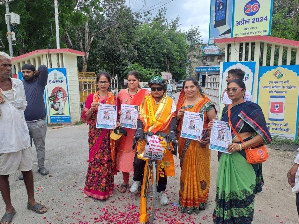 उदयपुर से दिल्ली तक साइकिल गौ रक्षा यात्रा,
संवाददाता लक्ष्मण सिंह परालिया
चित्तौड़गढ़ 02अगस्त, उदयपुर की डिंपल भवसार उदयपुर से दिल्ली साइकिल यात्रा कर पशु प्रेम का संदेश लेकर जिसका लक्ष्य गौ हत्या को रोकना एवं गौ माता को राष्ट्र माता बनाने के संकल्प को लेकर 26 जुलाई को उदयपुर से रवाना हुई
आज बुधवार को डिम्पल भवसार जिंक पब्लिक एवं बिरला शिक्षा केंद्र में छात्रों को पशु प्रेम का संदेश देकर मिराज के सहयोग द्वारा पोधरोपण किया गया 
उसके पश्चात यात्रा का चित्तौड़गढ़ कलेक्ट्री चौराहा पर बजरंग दल, राष्ट्रीय सेविका समिति, सिंधी समाज चित्तौड़गढ़ द्वारा स्वागत किया गया एवं सभी ने एक स्वर में डिम्पल का समर्थन करते हुए गौ माता को राष्ट्र माता बनाने व गौ हत्या को रोकने के लिए शपथ लेते हुए इसे राष्ट्रीय आंदोलन बनाने की बात कही गई इसके पश्चात चित्तौड़गढ़ के पुलिस अधीक्षक को ज्ञापन सोप कर सरकार तक बात पहुंचाने की बात रखी गई, इस अवसर पर वंदना ने चित्तौड़गढ़ अर्बन बैंक की निदेशिका द्वारा यात्रा का स्वागत किया गया मुकेश नाहटा पूर्व जिला संयोजक बजरंग दल ,घनश्याम लोथ अमन गौड़, मनोज साहू  ,रामलाल रायका, श्री संकल्प सेवासंस्थान के अध्यक्ष शुभम सुखवाल ,सचिव नंदकिशोर लोहार,  राहुल सोलंकी,  युवामोर्चा के अविनाश शर्मा ,पवन गोस्वामी योगेश ,दशोरा दीपक राजोरा बलजीत  सिंह ,एबीवीपी के विपुल सिंह राणावत, सावन पटवा गणपत मेघवाल, ईश्वर अहीर, अमित मीणा एवं उदयपुर एनिमल फीड से आयुष, चिराग़ , प्राची, कुणाल , जसबीर , भुवनेश एवं रवि मोरया उपस्थित थे।।