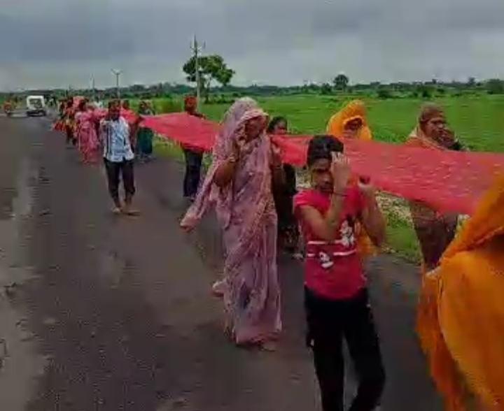 सावन के पवित्र माह में माता करीला धाम के लिए ग्रामीणों ने 101 मीटर लम्बी चुनरी यात्रा निकाली
मध्य प्रदेश का प्रसिध्द धाम करीला दरबार हेतु ग्राम ढिचरी निवासियों द्वारा निकाली गयी चुनरी की यात्रा
बहादुर पुर रोड पर स्थित, अपने खेतों के नजदीक श्रीवास्तव बन्धुओं द्वारा चुनरी यात्रियों को फल आहार करा कर स्वागत किया
अलीम डायर अशोकनगर मुँगावली। तहसील अन्तर्गत आने वाले एक नजदीकी ग्राम ढिचरी के ग्रामीणों द्वारा आज 3 अगस्त  शनिवार को माता जानकी के प्रसिध्द करीला धाम को 101 मीटर  लम्बी  चुनरी चढ़ाने हेतु चुनरी-यात्रा निकाली गयी। जिसका स्वागत मुँगावली के श्रीवास्तव परिवार द्वारा किया गया। बहादुर पुर रोड पर स्थित अपने खेतों के नजदीक केला, साबूदाना खिचड़ी आदि फलाहारों सहित, पुष्प-मालाओं से यात्रियों का स्वागत करने वालों में जगदीश शरण श्रीवास्तव एवं उनके भाई और मित्र आदि उपस्थित रहे।
हम बता दें, कि  इस पैदल चुनरी यात्रा में पुरुषों सहित अनेकों महिलायें और किशोरियाँ भी चुनरी को पकड़े हुए चल रही थीं एवं वारिश भी लगातार हो रही थी और सभी लोग भीगते हुए डी जे की धुन पर झूमते हुए यात्रा में चल रहे थे । साथ में सामान आदि हेतु टैक्टर भी थे, जिसमें कुछ बच्चे आदि धर्म-ध्वजा पकड़े हुए बैठे थे। इस यात्रा में लगभग दो या ढाई सौ के लगभग लोग चल रहे थे।
ग्रामीणों ने यह चुनरी यात्रा ग्राम की सुख शांति के लिए निकाली जिसमें पूरा गाँव सम्मिलित हुआ।