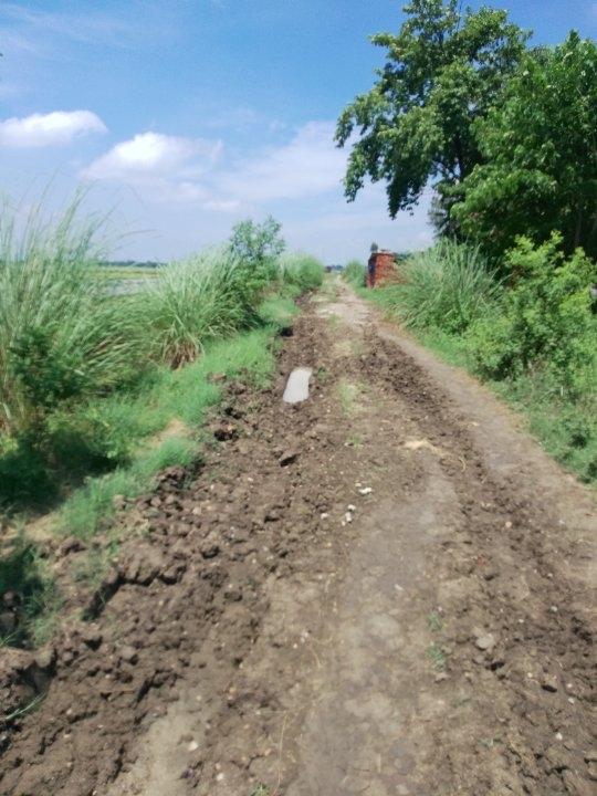 पिछले कई वर्षों से खराब पड़ी है सड़क 
बच्चो को हो रही है स्कूल जाने में दिक्कत