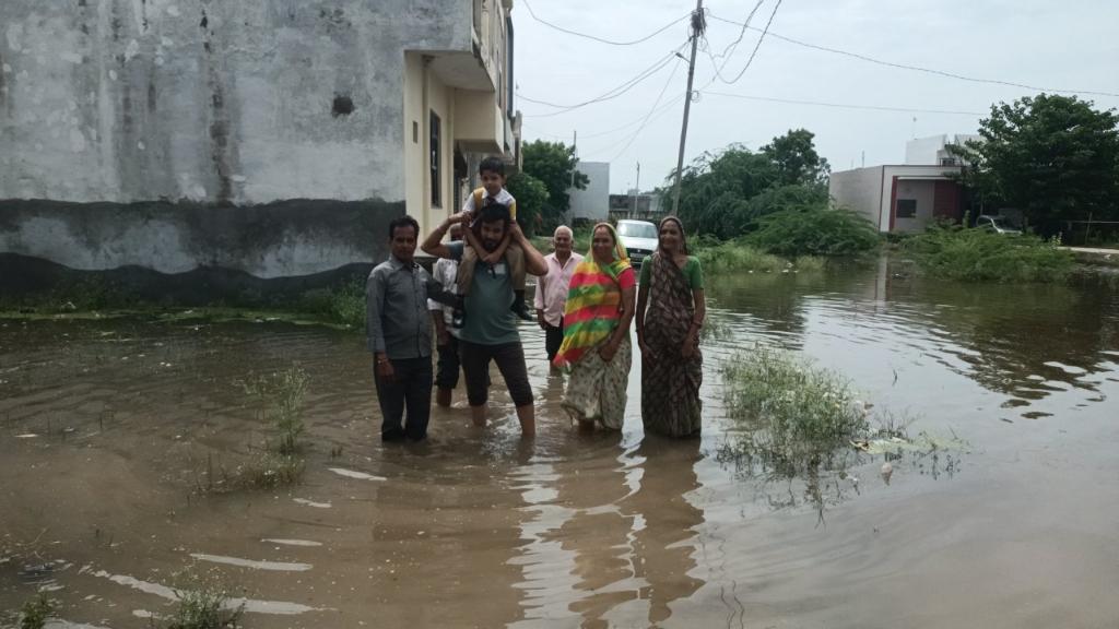 *बारिश में पानी की निकासी नहीं होने से पॉश कॉलोनी बनी दरिया*  
बारां शहर में एक दिन की बरसात लोगों के लिए मुसीबत बनकर सामने आई है । नगर परिषद की लापरवाही के चलते अब बारिश के बाद लोगों को कठिन परेशानी का सामना उठाना पड़ रहा है । शहर की पॉश कॉलोनीयों में नालियां और सड़के न होने के चलते घरों के बाहर खाली जगह दरिया बन गए हैं । ऐसे में इन खाली प्लाटों में छोटे बच्चों के डूबने का डर बना रहता । वहीं जहरीले सांप और अन्य कीड़े भी पानी में नजर आ जाते हैं । बारां शहर के वार्ड नमबर 3 के कृष्णा नगर की भी कमोबेश यही हालत है , वार्ड नंबर तीन के इस कॉलोनी में लोगों के घरों के सामने खाली प्लाट और सड़कें तालाब में तब्दील हो गई है । नगर परिषद द्वारा अनुमोदित इस कॉलोनी में आलम यह है यहां से गुजर लोगों को घरों से मुख्य सड़क तक जाने के लिए पानी में से तीन-तीन फीट तक होकर गुजरना पड़ रहा है । परिजन अपने छोटे बच्चों को कंधों और गोदी पर बिठाकर यह पानी पर करते हैं । लोगों का आरोप है कि नगर परिषद को कई बार लिखित में यहां जल भराव की शिकायत की जा चुकी है , बावजूद इसके नगर परिषद के अधिकारियों के कान पर जूं तक नहीं रेंग रही। नगर परिषद ने बीते साल आसपास की गलियों में सीसी रोड बना दिए,  लेकिन इन गलियों को छोड़ दिया गया , जिसके चलते कॉलोनी के रमेश जैन, नवीन जैन, अमित जैन, कैलाश चंद जैन, हेमंत चौधरी आदि  कॉलोनी के लोगों में खासा आक्रोश है । फिलहाल जलभराव के चलते यहां के लोग नारकीय जीवन जीने को मजबूर हैं ।