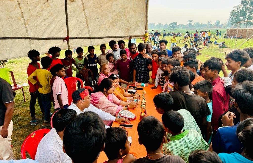 भाजपा नेत्री शेफाली गुप्ता ने कटकमदाग एवं कटकमसांडी प्रखण्ड में तीसरा दिन का खेल मुकाबला में हुई शामिल
खिलाडियों से परिचय प्राप्त कर किया शुभारम्भ तथा खिलाडियों का बढाया हौसला
पढ़ाई के साथ-साथ खेलकूद भी बहुत जरूरी है : शेफाली गुप्ता
'खेलो विधानसभा हजारीबाग' फुटबॉल टुर्नामेंट कटकमदाग एवं कटकमसांडी प्रखण्ड में दिन बुधवार को तीसरा दिन का खेल मुकाबला में भाजपा नेत्री शेफाली गुप्ता शामिल हुई। कटकमदाग एवं कटकमसांडी प्रखण्ड के गणमान्य लोगों ने उनका स्वागत व अभिनंदन किया। इस दौरान खिलाडियों से परिचय प्राप्त कर तीसरा दिन का खेल मुकाबला का शुभारम्भ किया। इस दौरान खिलाडियों का हौसला बढाया तथा उज्जवल भविष्य की शुभकामनाएं दी। कटकमसांडी प्रखण्ड में तीसरा दिन का पहला मुकाबला आराभुषाई बनाम लुपूंग के बीच मुकाबला खेला गया। जिसमें आराभुषाई की टीम विजयी हुई। दुसरा मुकाबला खुटरा बनाम डांढ के बीच मुकाबला खेला गया। जिसमें खुटरा की टीम विजयी हुई। तीसरा मुकाबला शाहपुर बनाम गदोखर के बीच मुकाबला खेला गया। जिसमें शाहपुर की टीम विजयी हुई। कटकमदाग प्रखण्ड में तीसरा दिन का पहला मुकाबला कुसुंभा बनाम बन्हा के बीच मुकाबला खेला गया। जिसमें बन्हा की टीम विजयी हुई। दुसरा मुकाबला नवादा बनाम ढेंगुरा के बीच मुकाबला खेला गया। जिसमें नवादा की टीम विजयी हुई। मौके पर भाजपा नेत्री शेफाली गुप्ता ने कहा कि पढ़ाई के साथ-साथ खेलकूद भी बहुत जरूरी है। इस तरह के टूर्नामेंट से युवाओं को अपने प्रतिभा को दिखाने का अवसर मिलता है। यह टुर्नामेंट का मुख्य उद्देश्य है कि ग्रामीण प्रतिभा को उजागर कर प्रदेश तथा राष्ट्रीय स्तर पर खिलाडियों को पहुंचाना है। ताकि ग्रामीण फुटबॉल खिलाड़ियों का भी हौसला बढे। मौके पर विशेष रूप से भाजपा अनुसुचित मोर्चा के प्रदेश उपाध्यक्ष विशाल वाल्मीकि, भाजपा किसान मोर्चा के प्रदेश मंत्री मनमीत अकेला, रंजीत कुमार, साजन कुमार, प्रमोद कुमार, मुकेश कुमार, डबल्यू प्रिया दर्शी, सुरेश कुमार, साहिल कुमार एवं श्रावण कुमार सहित कई गणमान्य लोग शामिल रहे।