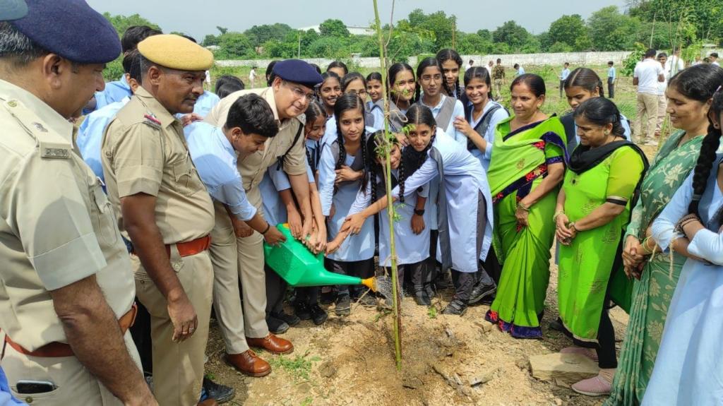 *पेड़ो को लगाकर ही प्रकृति की रक्षा व पर्यावरण का कायाकल्प हो सकता हैं- पुलिस अधीक्षक।*
*पुलिस लाईन परिसर में एक हजार पौधे लगाए, अब तक कुल साढ़े छः हजार पौधे लगाए।*
*पुलिस कर्मियों ने लिया जीवित रखने का संकल्प।*
*राज्य सरकार के "एक पेड़ मां के नाम, आओ बनाये हरियालो राजस्थान" अभियान के तहत किया वृक्षारोपण।*
*दस हजार पौधे लगाने का लक्ष्य।*
चित्तौड़गढ़, 07 अगस्त। बुधवार को हरियाली तीज के अवसर पर राज्य सरकार के "एक पेड़ मां के नाम, आओ बनाये हरियालो राजस्थान" अभियान के तहत पुलिस लाईन परिसर में एक हजार पेड़-पौधे लगाए गए। पौधारोपण के कार्यक्रम में पुलिस कर्मियों का साथ सेवानिवृत्त पुलिस कर्मियों, स्कूली बच्चों व शिक्षकों ने भी दिया। परिसर में कुल 10 हजार पौधे लगाने का लक्ष्य हैं। पुलिस अधीक्षक में पुलिस कर्मियों को उनके द्वारा लगाए पौधों को जीवित रखने का संकल्प दिलाया। कदम व नीम के 8-10 फिट बड़े पौधे भी लगाए। 
पुलिस अधीक्षक श्री सुधीर जोशी ने बताया कि राज्य सरकार के "एक पेड़ मां के नाम, आओ बनाये हरियालो राजस्थान" अभियान व पुलिस मुख्यालय के निर्देश पर बुधवार को हरियाली तीज के अवसर पर हरियालो राजस्थान की परिकल्पना को साकार करने के लिए चित्तौड़गढ़ पुलिस लाइन में काफी ज्यादा वृक्षारोपण किया गया। जिला पुलिस का पुलिस लाइन परिसर में करीब 10 हजार वृक्ष लगाने का लक्ष्य हैं। ताकि यह पुलिस लाइन हरी-भरी रहे व यहाँ का पर्यावरण अच्छा बना रहे। इस कार्य में पुलिस के साथ जवान व अधिकारी के साथ पुलिस लाइन स्थित सरकारी स्कूल के बच्चे, शिक्षक व सेवानिवृत्त पुलिस कर्मी भी स्वेच्छा से पुलिस के साथ इस अभियान में जुड़े, जिनके साथ मिलकर पुलिस ने बुधवार को करीब एक हजार पौधे पुलिस लाइन परिसर में लगाए। इसी तरह अलग-अलग चरणों में कुल 10 हजार वृक्ष लगाए जाने का पुलिस का लक्ष्य हैं। गत 27 जुलाई से चले इस अभियान में  पुलिस लाईन परिसर में अब तक करीब साढ़े छः हजार पौधे लगाए जा चुके हैं।
इस अवसर पर पुलिस अधीक्षक ने आमजन व पुलिस कर्मियों को संदेश दिया कि पर्यावरण को शुद्ध व पवित्र रखने के लिए ज्यादा से ज्यादा पेड़ लगाए और ज्यादा से ज्यादा लोगों को इस महाभियान में साथ में जोड़ें।
एएसपी सिकाउ मुकेश सांखला के अनुसार बुधवार को पुलिस लाईन परिसर में शीशम, कदम, नीम, करंज सहित कई छायादार तथा अमरूद, जामुन, सीताफल सहित फलदार वृक्ष लगाए गए है। कपासन के देवेंद्र सोमाणी ने अपने पिता गोवर्धन लाल सोमाणी की स्मृति में 8 से 10 फिट ऊंचे कदम व नीम के वृक्ष भेंट किये जिन्हें भी आज पुलिस लाईन में रोपा गया। 
एएसपी मुख्यालय परबत सिंह ने इस अवसर पर पुलिस कर्मियों को लगे हुए पौधों का संरक्षण करने व इन्हें जीवित रखने का जिम्मा लेने की बात कही। शुद्ध पर्यावरण को बनाये रखने के लिए धरती पर लगे वृक्ष को कीमती संपदा बताते हुए इन्हें बचाना नितांत आवश्यक हैं।
इस दौरान पुलिस अधीक्षक श्री सुधीर जोशी के अलावा अतिरिक्त पुलिस अधीक्षक चित्तौड़गढ़ परबत सिंह, अतिरिक्त पुलिस अधीक्षक सिकाउ मुकेश सांखला, वृत्ताधिकारी चित्तौड़गढ़  तेज कुमार पाठक, डीएसपी एससी/एसटी सेल बंशीलाल, शहर कोतवाल संजीव स्वामी, संचित निरीक्षक अनिल पांडे, लाइन ऑफिसर धर्मी चंद, हवलदार मेजर देवेंद्र सिंह सहित पुलिस के अधिकारी कर्मचारी एवं स्कूल के छात्र व शिक्षक उपस्थित थे।