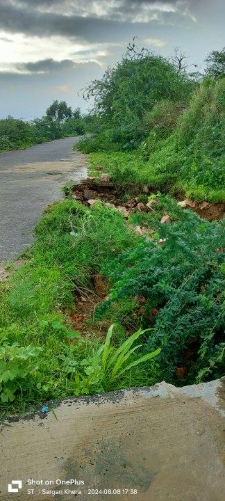 ग्राम छोटा सुरहरा से सुरहरा को जोड़ने वाली रास्ता बारिश होने की कारण सड़क के किनारे के जगह जगह काट जाने के कारण  गांव वालो को आने जाने में परेशानी हो रही हे