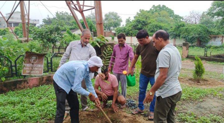 पौधों का लालन पालन नन्हे बच्चों जैसा                                                                                
दूरसंचार व आयकर विभाग प्रांगण में चला जीवनधारा पौधारोपण अभियान                                                                ० पौधों की देखभाल सुरक्षा कर्मियों को सौंपी गई
समाजसेवी संगठन एक विचित्र पहल सेवा समिति रजि. औरैया द्वारा पर्यावरण संरक्षण को दृष्टिगत रखते हुए शहर व ग्रामीण क्षेत्रों में स्थित सार्वजनिक स्थानों पर लक्ष्य-5100 पौधों के पौधारोपण हेतु निरंतर अभियान चलाया जा रहा है, जिसके अंतर्गत समिति के सदस्यों द्वारा यमुना रोड पर स्थित टेलीफोन एक्सचेंज व आयकर कार्यालय प्रांगण में पौधारोपण अभियान चलाया गया, जिसके अंतर्गत पकड़िया, चितवन, कदम,आम, मधु कामिनी, गोल्ड मोहर, मोरपंखी, हरसिंगार, अशोक, गुलाब, नागचंपा, बेलपत्र, जामुन, गुड़हल, चांदनी आदि पौधों का खाद डालकर पौधा रोपण किया गया, पौधों के देखभाल की जिम्मेदारी परिसर के सुरक्षाकर्मी को सौंपी गई। पौधारोपण अभियान के अंतर्गत दूरसंचार विभाग के एसडीओ पवन कुमार वर्मा ने कहा कि पौधारोपण के उपरांत उनका लालन पालन नन्हे बच्चों जैसा होता हैं, पर्यावरण संरक्षण के लिए समिति द्वारा संचालित 5100 पौधों का जीवनधारा पधारोपण अभियान सराहनीय है। समिति के संस्थापक आनन्द नाथ गुप्ता एडवोकेट ने कहा पेड़ पौधे हमें सदैव मुस्कुराने की शिक्षा प्रदान करते हैं। उन्होंने कहा कि 5100 पौधों के लक्ष्य के सापेक्ष आज तक 4332 पौधों का पौधारोपण व वितरण किया गया, जबकि पौधारोपण अभियान लक्ष्य पूरा होने तक अनवरत जारी रहेगा। कार्यक्रम संयोजक पर्यावरण प्रहरी मनीष पुरवार (हीरु) द्वारा पौधारोपण अभियान के अंतर्गत विभिन्न प्रकार के पौधे निःशुल्क उपलब्ध कराये जा रहे हैं। पौधारोपण अभियान में प्रमुख रूप से  समाजसेवी राजीव पोरवाल (रानू), पवन कुमार वर्मा, आनंद आर्य, देवेंद्र आर्य, अनूप बिश्नोई, हिमांशु दुबे, कृष्णकांत, सतीश चंद्र पोरवाल, पर्यावरण प्रहरी मनीष पुरवार (हीरु), आनन्द नाथ गुप्ता आदि पर्यावरण प्रेमी मौजूद रहे।