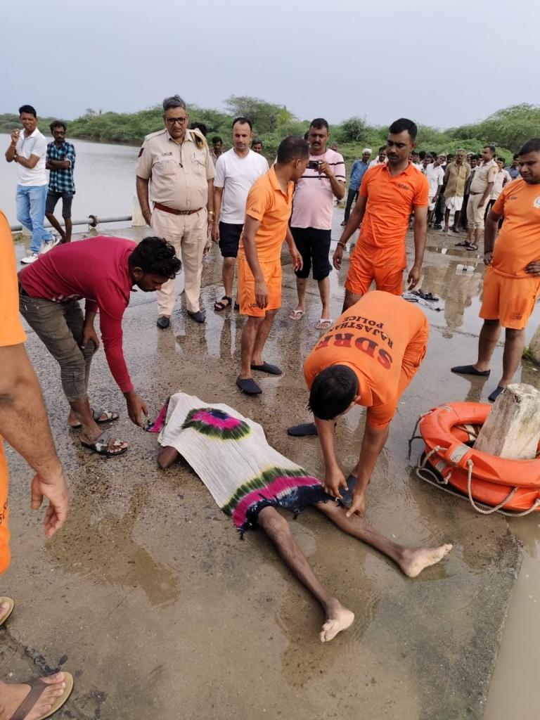 *एसडीआरफ ने पुलिस थाना सदर जिला पाली के अन्तर्गत आकेली गांव की रपट से बांडी नदी में डूबे 35 वर्षीय व्यक्ति के शव को बरामद करने में सफलता प्राप्त की*

पाली, 8 अगस्त। गुरुवार को सायं 04:25 बजे पुलिस कन्ट्रोल रूम जिला पाली से पुलिस थाना सदर के अन्तर्गत आकेली गांव के समीप बांडी नदी में एक व्यक्ति के डूबने की सूचना एसडीआरफ  राजस्थान कन्ट्रोल रूम जयपुर को मिलने पर एसडीआरफ कन्ट्रोल रूम द्वारा कमाण्डेन्ट श्री राजेन्द्र सिंह सिसोदिया के निर्देशानुसार  आपदा राहत एवं बचाव के लिए एसडीआरएफ एफ कम्पनी जोधपुर की रिजर्व पुलिस लाईन पाली में तैनात रेस्क्यू टीम एफ-08 के प्रभारी कानि० श्री गणपत को अविलम्ब घटनास्थल के लिए रवाना होने के निर्देश दिए।


रेस्क्यू टीम प्रभारी 10 जवानों की टीम तथा आपदा राहत उपकरणों के साथ सायं 05 बजे घटनास्थल पर पहुँचे। टीम कमाण्डर ने स्थिति का जायजा लिया तथा एसडीआरएफ कमाण्डेन्ट को बताया कि जिले में भारी बरसात के कारण बांडी नदी उफान पर है। पुलिस थाना सदर पाली के अन्तर्गत आज दोपहर के समय ग्राम आकेली के समीप नदी की रपट पर एक व्यक्ति स्नान करने के दौरान डूब गया था, व्यक्ति के शव की तलाश हेतू स्थानीय प्रशासन एवं ग्रामीणों के द्वारा लगातार प्रयास किये जा रहे है, किन्तु नदी में पानी का बहाव तेज होने के कारण अभी तक सफलता प्राप्त नहीं हुई है। बांडी नदी अपने पूरे वेग से बह रही है एवं नदी की गहराई 10 से 20 फीट है। एसडीआरएफ राजस्थान कमाण्डेन्ट ने टीम कमाण्डर को आवश्यक दिशा-निर्देश दिये।

टीम कमाण्डर के निर्देश पर रेस्क्यू टीम के जवानों  जयवीर,  रामचन्द्र,  रामरतन, दिनेश कुमार,  रामसुख,  मनोहर लाल,  बिसनाराम, श्री हीरालाल तथा श्री दलपत सिंह ने रेस्क्यू ऑपरेशन शुरू किया। सबसे पहले रेस्क्यू टीम ने मोटर बोट को तेज गति से चलाकर नदी के पानी को हिलाया। लाईन एवं जिक जैक सर्च तकनीक से नदी में गोता लगाकर व्यक्ति के शव को तलाश किया। उसके बाद बांस, बिलाई तथा रेस्क्यू रोप की सहायता से गहन सर्च ऑपरेशन चलाया गया। अथक परिश्रम तथा कडी मेहनत से अल्प समय में ही टीम को सांय 05:40 बजे सफलता प्राप्त हुई। रेस्क्यू टीम ने बांडी नदी में डूबे मानाराम पुत्र श्री रूपाराम उम्र 35 वर्ष निवासी ग्राम आकोला थाना सदर पाली के शव को बरामद कर स्थानीय प्रशासन को सुपुर्द किया।