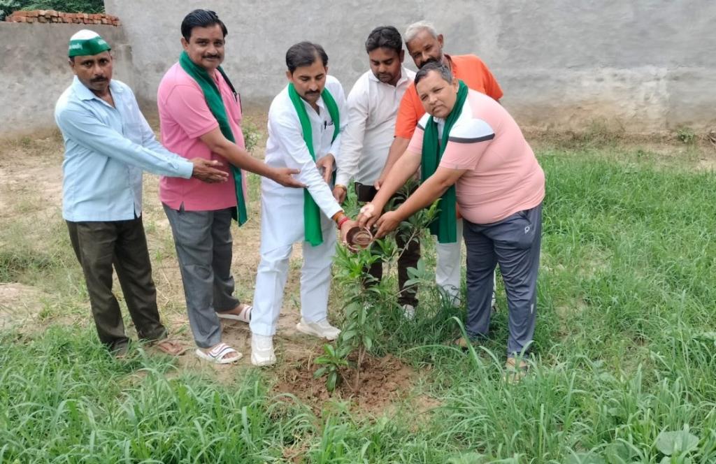 भकियू महाशक्ति के कार्यकर्ताओं ने किया पौधारोपण
---------------------
बुलंदशहर। भारतीय किसान यूनियन महाशक्ति के कार्यकर्ताओं ने प्रधानमंत्री के आह्वान पर  एक पौधा मां के नाम लगाएं गए। भकियू महाशक्ति के राष्ट्रीय अध्यक्ष ठाकुर धर्मेन्द्र सिंह के नेतृत्व में बालाजी कालोनी निकट रामबिहार पहुचकर, भारतीय किसान यूनियन महाशक्ति के राष्ट्रीय कार्यकारिणी सदस्य विजय प्रजापति के जन्मदिन के अवसर पर राष्ट्रीय अध्यक्ष ठाकुर धर्मेंद्र सिंह ने माननीय प्रधानमंत्री जी के आह्वान पर एक पौधा मां के नाम योजना के तहत पौधारोपण किया गया। जिसमें सभी कार्यकर्ताओं ने करीब 1ग्यारह पौधे लगाए। इस दौरान राष्ट्रीय अध्यक्ष ठाकुर धर्मेन्द्र सिंह, दिनेश सोलंकी, राष्ट्रीय कोषाध्यक्ष बंटी सिंह लोधी, ठा सूरजपाल सिंह, रामरतन प्रजापति आदि उपस्थित रहे।
------
प्रदीप पण्डित
बुलंदशहर