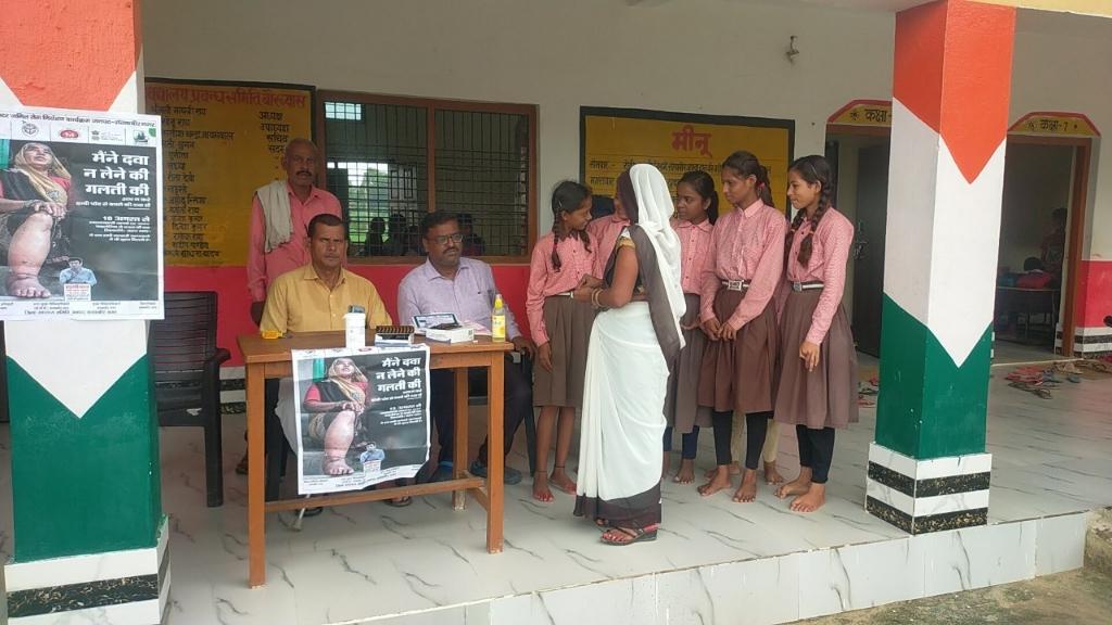 फाइलेरिया मुक्त अभियान के तहत दवा का किया गया वितरण 
पूर्वा टाइम्स
संतकबीरनगर : उत्तर प्रदेश सरकार के मुख्यमंत्री योगी आदित्यनाथ के दिशा निर्देश पर पूरे राज्य को फाइलेरिया मुक्त करने का संकल्प लिया गया है पूरे उत्तर प्रदेश राज्य में इस अभियान की शुरुआत की गई इसी क्रम में आज यूपी के संत कबीर नगर जिले के बघौली विकासखंड के बौरब्यास गांव के प्राथमिक विद्यालय पर विद्यालय के छात्र तथा छात्राओं को फाइलेरिया की दवा खिलाई गई। फाइलेरिया जैसी गंभीर बीमारी के लक्षणों तथा उससे उत्पन्न होने वाली समस्याओं के बारे में विद्यालय में उपस्थित सभी को इससे अवगत कराया गया वहीं ग्राम प्रधान अखिलेश राय ने बताया कि सरकार की यह सोच बहुत ही उम्दा किस्म की है और सराहनीय है इससे पूरे प्रदेश के आम जनमानस को लाभ मिलेगा और इस गंभीर बीमारी से बचा जा सकता है सरकार के द्वारा मुफ्त दवा वितरण के इस कार्यक्रम को सफल बनाने के लिए आज मैं खुद अपने इस प्राथमिक विद्यालय पर उपस्थित हूं और अपने उपस्थिति में विद्यालय के सभी छात्र तथा छात्राओं को आशा बहू अनारमती देवी के माध्यम से दवा का वितरण कराया जा रहा है । जिससे हमारे देश के  नौनिहालों  का भविष्य सुरक्षित रहे तथा दवा के सेवन से इस लाइलाज बीमारी से बचा जा सके। 
फाइलेरिया मुक्त अभियान के इस दवा वितरण कार्यक्रम के दौरान ग्राम प्रधान अखिलेश राय,सतीश चन्द्र जयसवाल,टिकोरी लाल,आशा बहू अनारमती तथा विद्यालय के सभी बच्चे मौजूद रहे।
संवाददाता : - सतीश पाण्डेय
पूर्वा टाइम्स
संत कबीर नगर