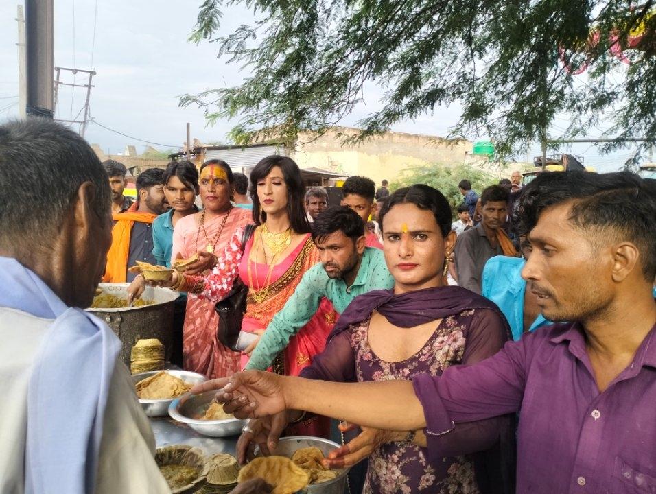 अवागढ़ के किन्नरों ने भोले के भक्तों के लिए 
सावन के महीने में सभी लोग अपने-अपने हिसाब से अपने आराध्य भगवान भोलेनाथ के नाम से पुण्य धर्म कमाने के लिए अपने समर्थ के अनुसार दान और भक्ति कर रहे हैं जहां पर नर और नारी भगवान भोलेनाथ की भक्ति में लगे हैं वहीं पर अ वागढ़ के किन्नर समाज के द्वारा भी कांवड़ियों के लिए विशाल भंडारे का आयोजन आगरा रोड मंडी समिति के पास किया जा रहा है इसको देखकर उनकी आस्था का अंदाज लगाया जा सकता है की किन्नर समाज भी भक्त और दान में पीछे नहीं है वही कॉमडीयों द्वारा भी भोले के प्रसाद को ग्रहण किया जा रहा है और भोले के भक्त लोग किन्नर समाज को प्रसाद ग्रहण करने के बाद धन्यवाद देते हुए आगे बढ़ रहे थे।